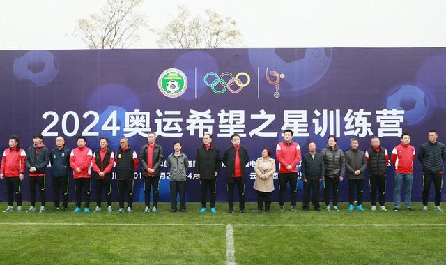 队记：公牛对是否交易卡鲁索犹豫不决 交易他对管理层而言是痛苦的据队记K.C. Johnson报道，公牛对交易卡鲁索犹豫不决，后者可以说是他们最成功的故事。